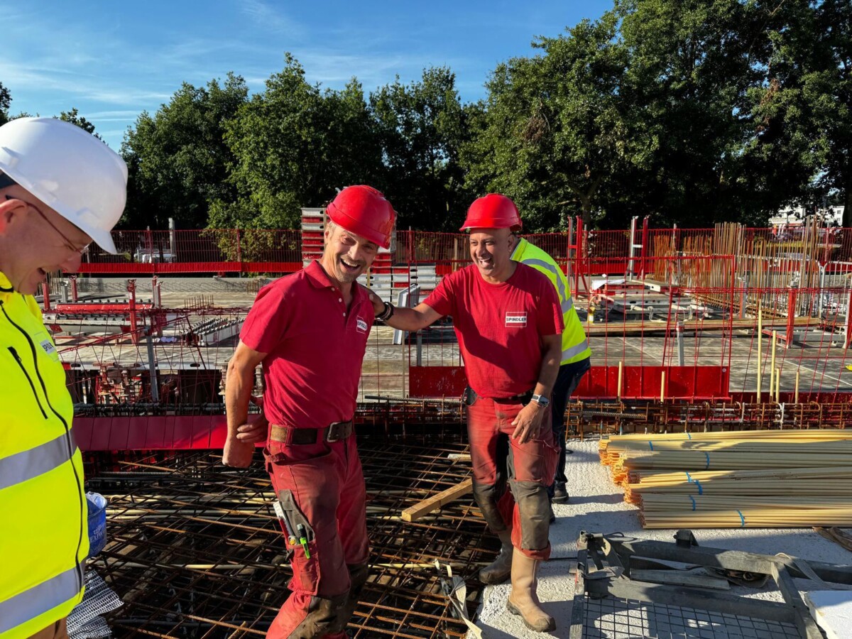 Lachende monteurs op de bouw Spindler